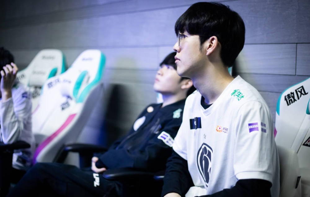 其背后的策 其背后的策