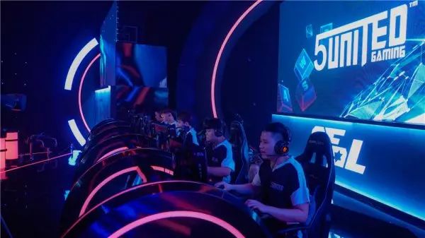 游泳或球类 游泳或球类